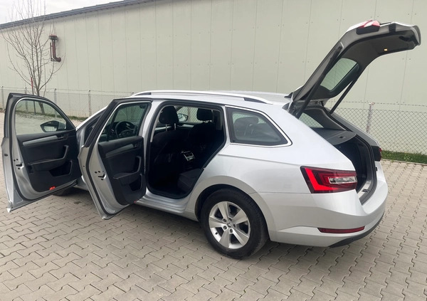 Skoda Superb cena 69900 przebieg: 142000, rok produkcji 2017 z Rymanów małe 466